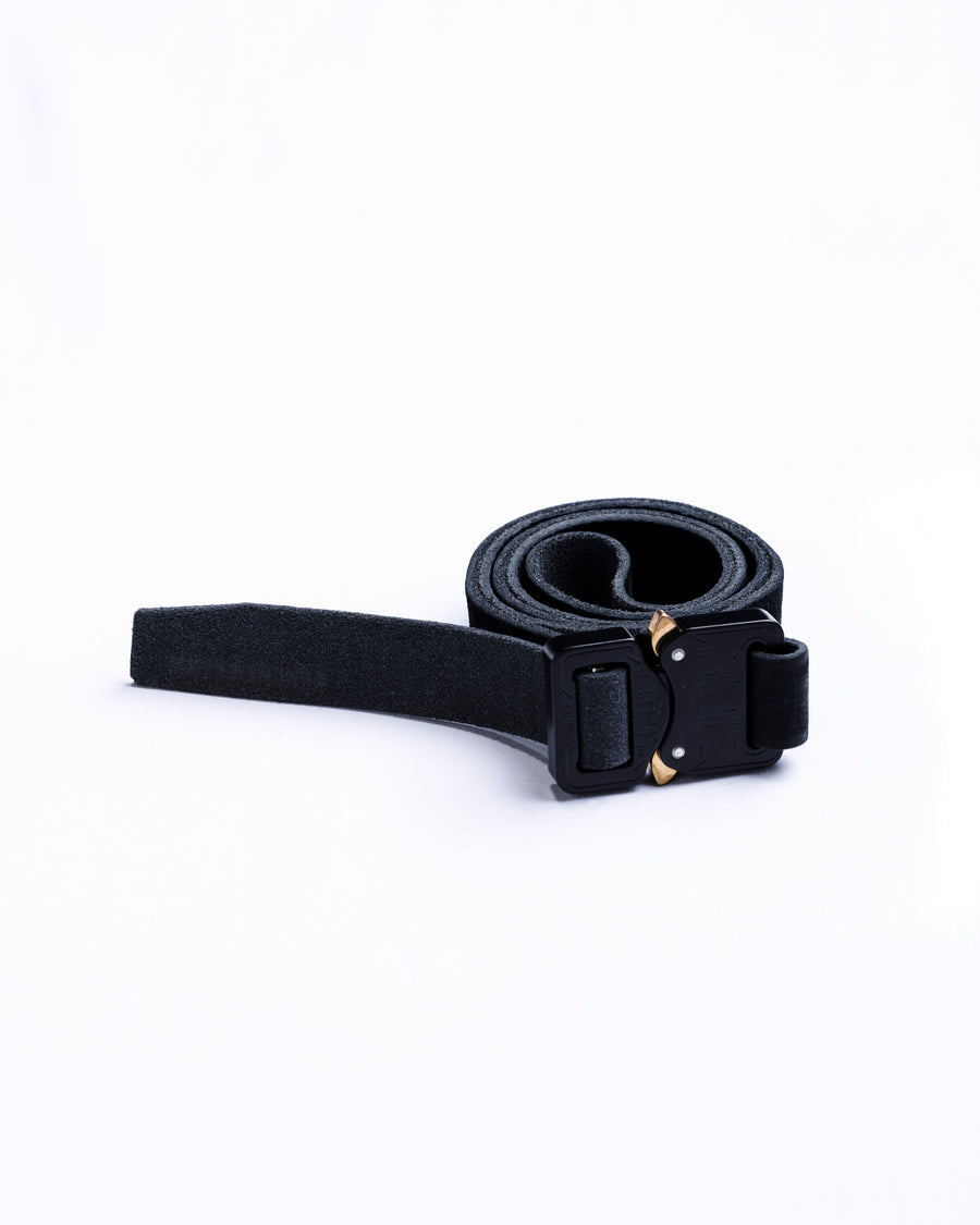 岡山県を拠点とするレザーブランド〈BRASSBOUND〉とのコラボレーションによる「COBRA BUCKLE LEATHER BELT TYPE2」。世界最高水準の安全性と耐久性を誇るコブラバックルを採用し、ワンタッチでの着脱が可能です。ベルト本体にはヌメカウレザーを使用。空打ち加工と吟面の仕上げにより、自然な風合いと経年変化を楽しめる一本に仕上げています。The COBRA BUCKLE LEATHER BELT TYPE2 is a collaboration with the Okayama-based leather brand BRASSBOUND.It features a Cobra Buckle known for world-class safety and durability, allowing quick locking and releasing.