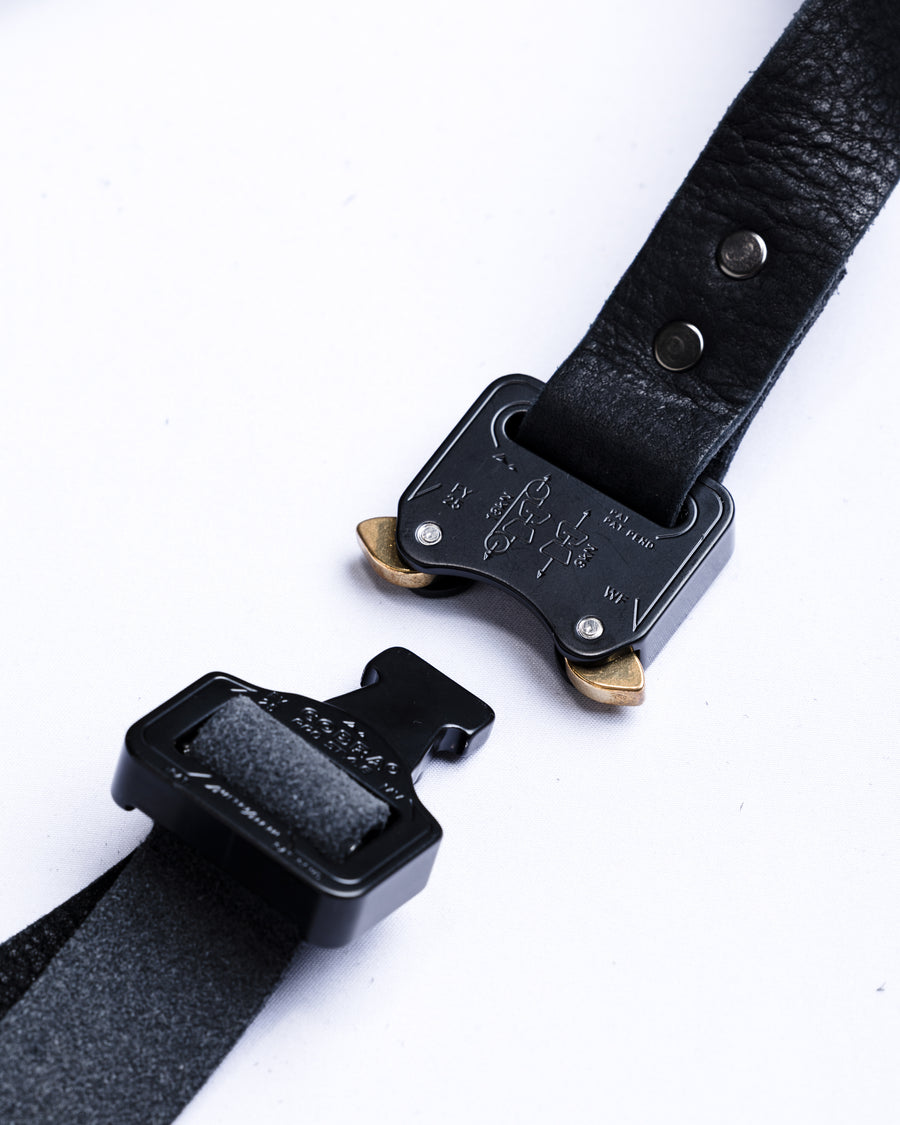 岡山県を拠点とするレザーブランド〈BRASSBOUND〉とのコラボレーションによる「COBRA BUCKLE LEATHER BELT TYPE2」。世界最高水準の安全性と耐久性を誇るコブラバックルを採用し、ワンタッチでの着脱が可能です。ベルト本体にはヌメカウレザーを使用。空打ち加工と吟面の仕上げにより、自然な風合いと経年変化を楽しめる一本に仕上げています。The COBRA BUCKLE LEATHER BELT TYPE2 is a collaboration with the Okayama-based leather brand BRASSBOUND.It features a Cobra Buckle known for world-class safety and durability, allowing quick locking and releasing.
