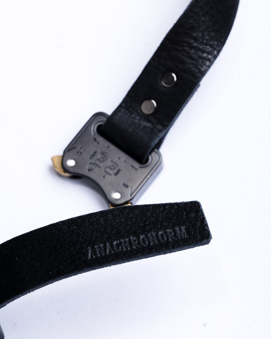 岡山県を拠点とするレザーブランド〈BRASSBOUND〉とのコラボレーションによる「COBRA BUCKLE LEATHER BELT TYPE2」。世界最高水準の安全性と耐久性を誇るコブラバックルを採用し、ワンタッチでの着脱が可能です。ベルト本体にはヌメカウレザーを使用。空打ち加工と吟面の仕上げにより、自然な風合いと経年変化を楽しめる一本に仕上げています。The COBRA BUCKLE LEATHER BELT TYPE2 is a collaboration with the Okayama-based leather brand BRASSBOUND.It features a Cobra Buckle known for world-class safety and durability, allowing quick locking and releasing.