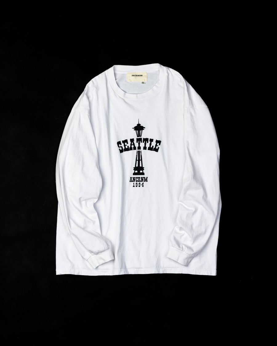 ANACHRONORM スペースニードル ダメージ ロングスリーブTシャツ ホワイト | ステイフレッシュコットン サステナブルブリーチ ステンシルプリント 左胸刺繍 一点一点