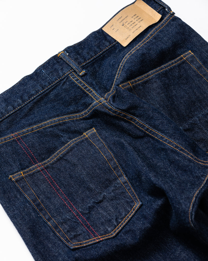 12.5oz ピュアインディゴデニム生地を使用し腰回りの適度なフィット感は保ちながらも、股部分にマチを採用することで
動きやすさを叶えたストレートシルエットデニムパンツ。
前にねじれるサイドシームが特徴の3Dカッティングを採用。
