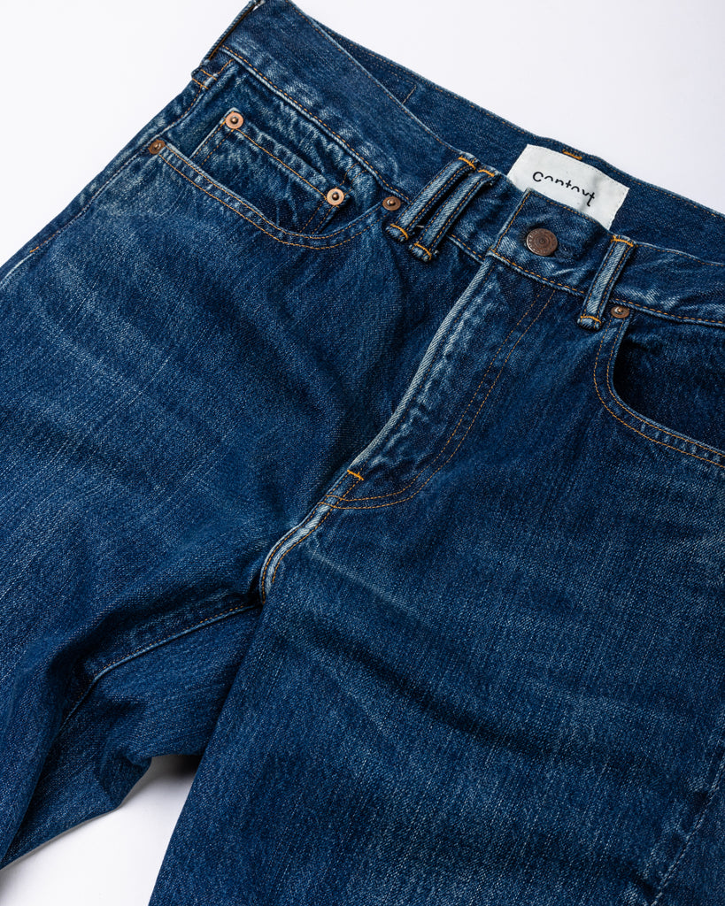12.5oz ピュアインディゴデニム生地を使用し腰回りの適度なフィット感は保ちながらも、股部分にマチを採用することで
動きやすさを叶えたストレートシルエットデニムパンツ。
前にねじれるサイドシームが特徴の3Dカッティングを採用。
適度な頻度で1年ほど着用した状態を表現。
色落ちの少ないブルーの色味と繊細でナチュラルなアタリ感が特徴。