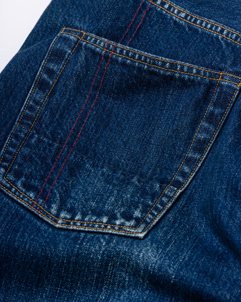 12.5oz ピュアインディゴデニム生地を使用し腰回りの適度なフィット感は保ちながらも、股部分にマチを採用することで
動きやすさを叶えたストレートシルエットデニムパンツ。
前にねじれるサイドシームが特徴の3Dカッティングを採用。
適度な頻度で1年ほど着用した状態を表現。
色落ちの少ないブルーの色味と繊細でナチュラルなアタリ感が特徴。