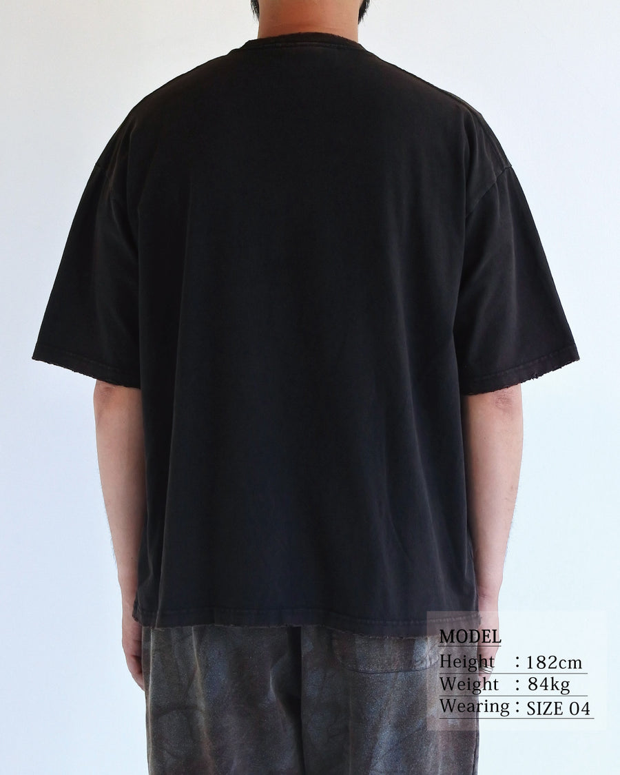 ANACHRONORM ダメージ エンブロイダリー ショートスリーブTシャツ ブラック | 5.6oz 天竺 ヘビーウェイト 硫化染め サステナブルブリーチ ダメージ加工 ワンポイント刺繍 一点一点