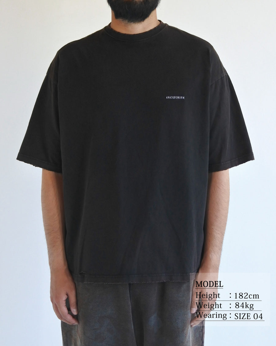 ANACHRONORM ダメージ エンブロイダリー ショートスリーブTシャツ ブラック | 5.6oz 天竺 ヘビーウェイト 硫化染め サステナブルブリーチ ダメージ加工 ワンポイント刺繍 一点一点