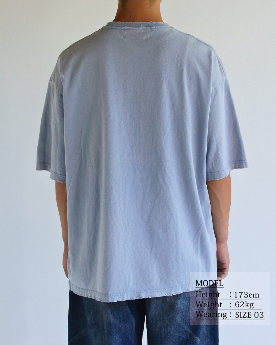 ANACHRONORM ダメージ エンブロイダリー ショートスリーブTシャツ スカイブルー | 5.6oz 天竺 ヘビーウェイト 硫化染め サステナブルブリーチ ダメージ加工 ワンポイント刺繍 一点一点