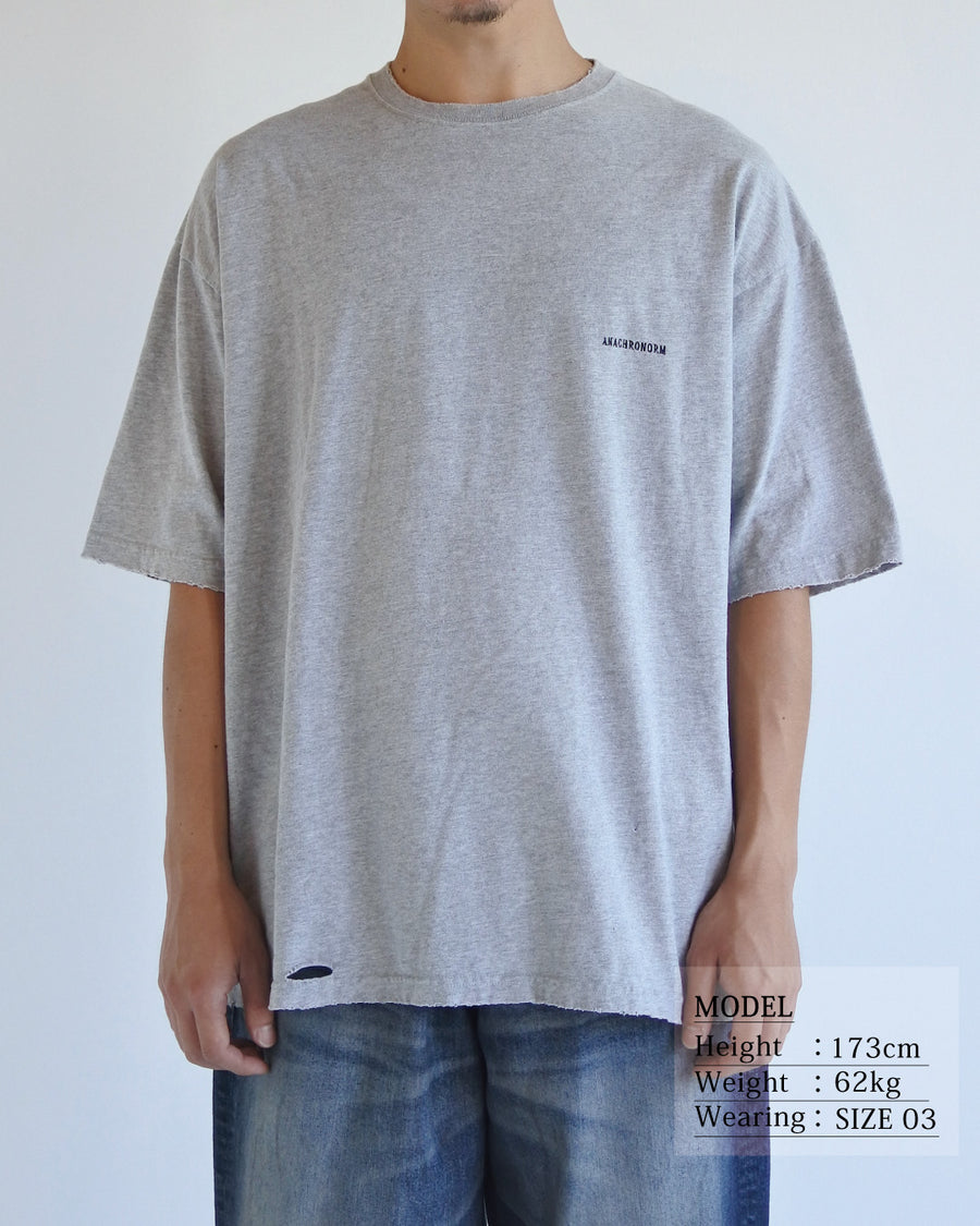 ANACHRONORM ダメージ エンブロイダリー ショートスリーブTシャツ ミックスグレー | 5.6oz 天竺 ヘビーウェイト 硫化染め サステナブルブリーチ ダメージ加工 ワンポイント刺繍 一点一点