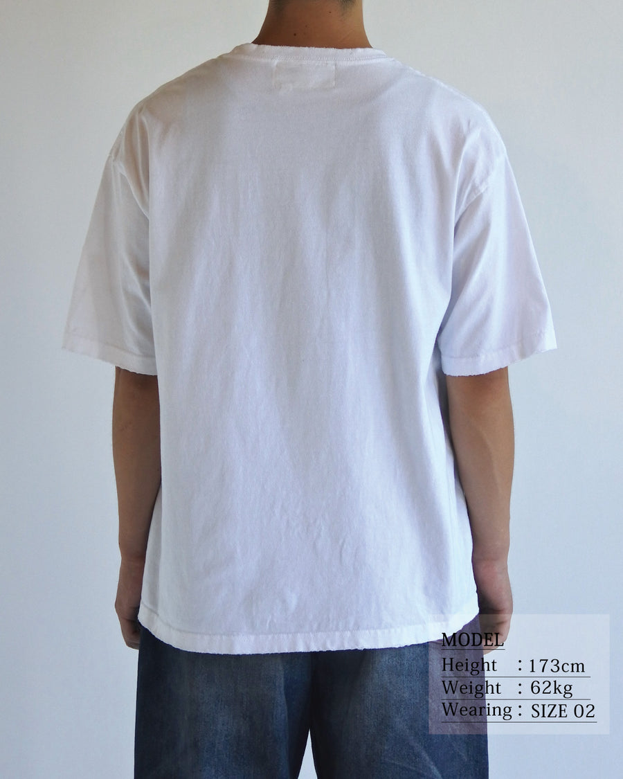 ANACHRONORM ダメージ エンブロイダリー ショートスリーブTシャツ ホワイト | 5.6oz 天竺 ヘビーウェイト 硫化染め サステナブルブリーチ ダメージ加工 ワンポイント刺繍 一点一点