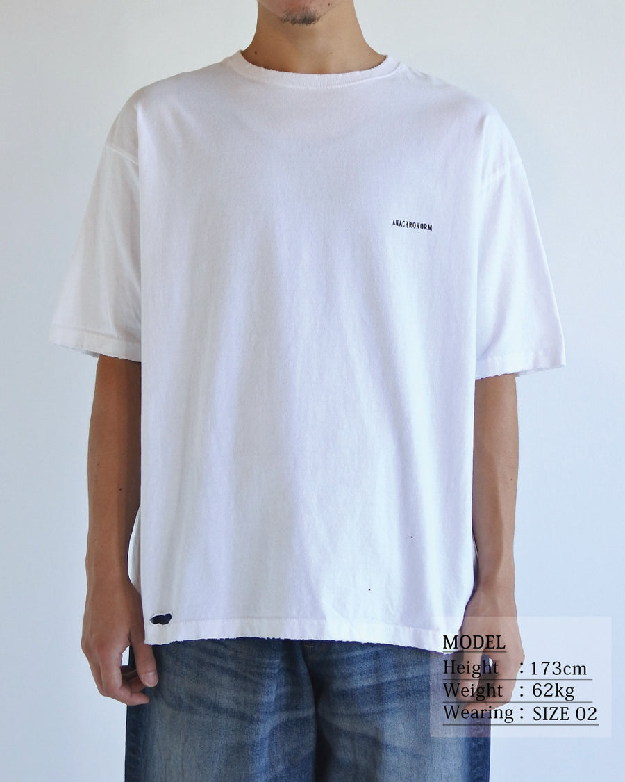 ANACHRONORM ダメージ エンブロイダリー ショートスリーブTシャツ ホワイト | 5.6oz 天竺 ヘビーウェイト 硫化染め サステナブルブリーチ ダメージ加工 ワンポイント刺繍 一点一点