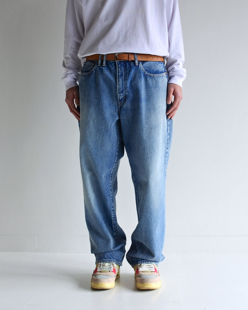 1985年登場のLEVIS 550をベースにリファインしたワイドテーパードパンツ。耳なし移行期の「ハチマル」デニムを再現した14ozの肉厚でフラットな生地を使用しました。10年間のハードな着用を想定した加工により、全体が淡く色落ちしたヴィンテージさながらの表情を追求。空紡糸のドライな質感と、時の流れを感じさせる淡いブルーが魅力の一本です。Wide tapered pants refined from the 1985 LEVIS 550. Crafted from 14oz "Hachimaru" denim with a distinctively flat texture. The "Ten Year" aging finish achieves a heavily faded, light-blue tone with bold wear patterns, replicating a decade of frequent use. 