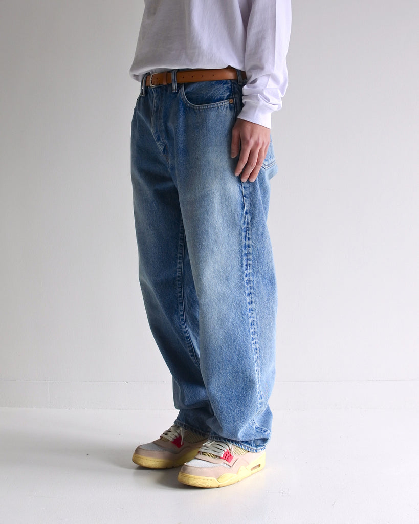 1985年登場のLEVIS 550をベースにリファインしたワイドテーパードパンツ。耳なし移行期の「ハチマル」デニムを再現した14ozの肉厚でフラットな生地を使用しました。10年間のハードな着用を想定した加工により、全体が淡く色落ちしたヴィンテージさながらの表情を追求。空紡糸のドライな質感と、時の流れを感じさせる淡いブルーが魅力の一本です。Wide tapered pants refined from the 1985 LEVIS 550. Crafted from 14oz "Hachimaru" denim with a distinctively flat texture. The "Ten Year" aging finish achieves a heavily faded, light-blue tone with bold wear patterns, replicating a decade of frequent use. 