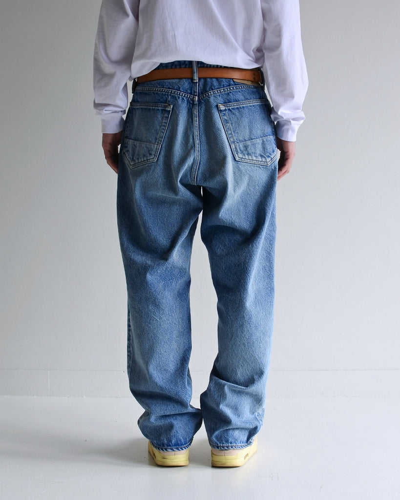 1985年登場のLEVIS 550をベースにリファインしたワイドテーパードパンツ。耳なし移行期の「ハチマル」デニムを再現した14ozの肉厚でフラットな生地を使用しました。10年間のハードな着用を想定した加工により、全体が淡く色落ちしたヴィンテージさながらの表情を追求。空紡糸のドライな質感と、時の流れを感じさせる淡いブルーが魅力の一本です。Wide tapered pants refined from the 1985 LEVIS 550. Crafted from 14oz "Hachimaru" denim with a distinctively flat texture. The "Ten Year" aging finish achieves a heavily faded, light-blue tone with bold wear patterns, replicating a decade of frequent use. 