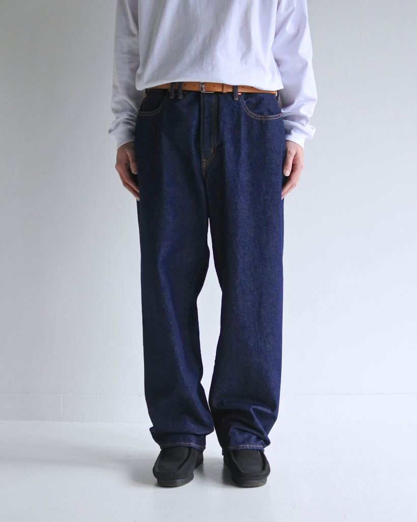 1985年登場のLEVIS 550をベースにリファインしたワイドテーパードパンツ。耳なし移行期の「ハチマル」デニムを再現し、14ozの肉厚でフラットな表情を活かしました。5年間の高頻度な着用を想定した加工により、ダイナミックな色落ちとハードなアタリを表現。80年代の空気感と力強いエイジングが融合した一本です。

Wide tapered pants refined from the 1985 LEVIS 550. Made from 14oz "Hachimaru" denim, reproducing the flat texture of the non-selvedge era. The "Five Year" aging finish delivers heavy fading and bold wear patterns, capturing a rugged, high-frequency use aesthetic. This piece masterfully combines 80s heritage with a powerful, broken-in character.