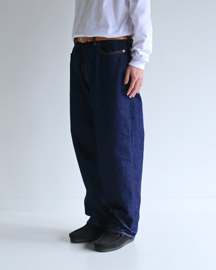 1985年登場のLEVIS 550をベースにリファインしたワイドテーパードパンツ。耳なし移行期の「ハチマル」デニムを再現し、14ozの肉厚でフラットな表情を活かしました。5年間の高頻度な着用を想定した加工により、ダイナミックな色落ちとハードなアタリを表現。80年代の空気感と力強いエイジングが融合した一本です。

Wide tapered pants refined from the 1985 LEVIS 550. Made from 14oz "Hachimaru" denim, reproducing the flat texture of the non-selvedge era. The "Five Year" aging finish delivers heavy fading and bold wear patterns, capturing a rugged, high-frequency use aesthetic. This piece masterfully combines 80s heritage with a powerful, broken-in character.