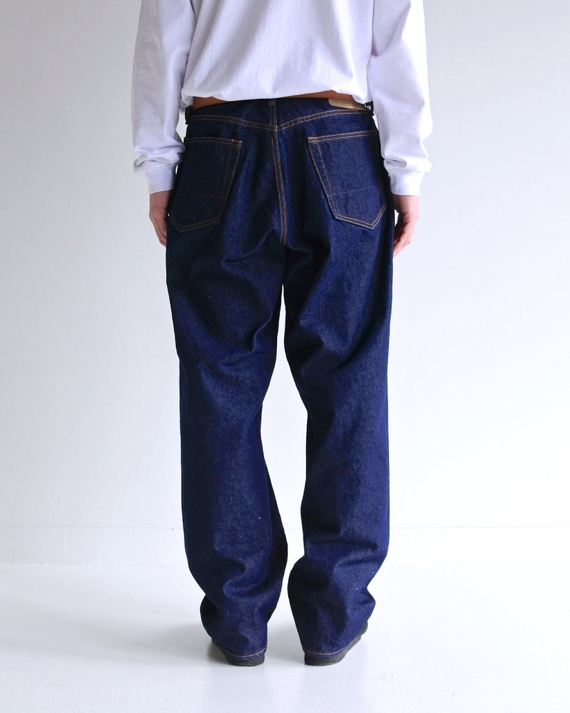 1985年登場のLEVIS 550をベースにリファインしたワイドテーパードパンツ。耳なし移行期の「ハチマル」デニムを再現し、14ozの肉厚でフラットな表情を活かしました。5年間の高頻度な着用を想定した加工により、ダイナミックな色落ちとハードなアタリを表現。80年代の空気感と力強いエイジングが融合した一本です。

Wide tapered pants refined from the 1985 LEVIS 550. Made from 14oz "Hachimaru" denim, reproducing the flat texture of the non-selvedge era. The "Five Year" aging finish delivers heavy fading and bold wear patterns, capturing a rugged, high-frequency use aesthetic. This piece masterfully combines 80s heritage with a powerful, broken-in character.