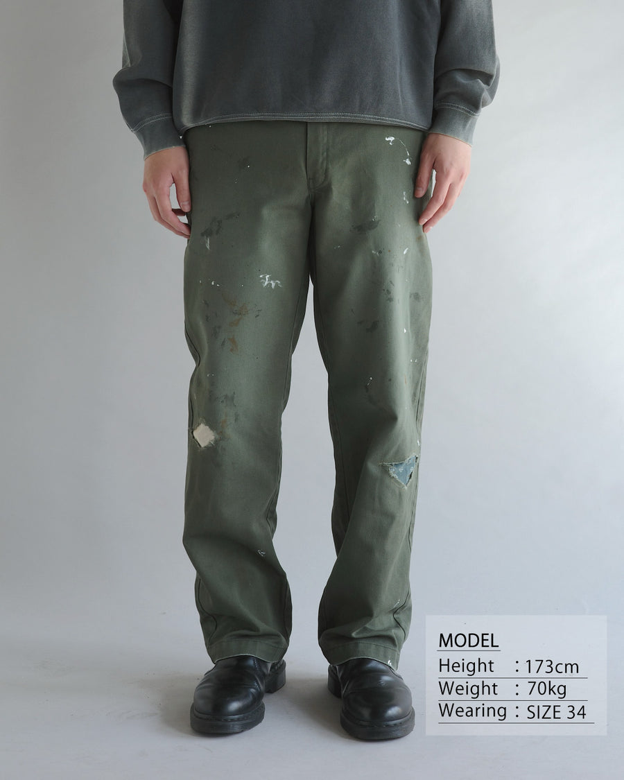 Dickiesのアイコンであるオリジナルワークパンツをベースに、ANACHRONORMがリアルなエイジングとリペア加工を施しました。
8.5ozのTCツイル生地はハリがあり丈夫で、シワになりにくく汚れにも強い素材。
タフなTC素材に5工程の加工を施し、長年履き込んだような風合いを再現しています。
膝には異なる生地の当て布を使用し、破れを補修したようなリペア風リメイクに仕上げました。
Based on the iconic Dickies Original Work Pants, reimagined with ANACHRONORM’s signature aging and repair aesthetic.
Made from sturdy 8.5oz TC twill, known for its durability and resistance to wrinkles and stains.
A five-step processing method recreates the look of years of wear on the tough TC fabric.