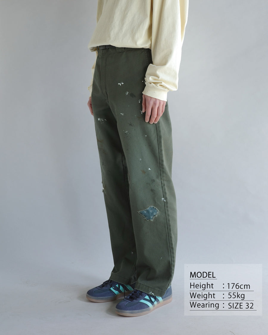 Dickiesのアイコンであるオリジナルワークパンツをベースに、ANACHRONORMがリアルなエイジングとリペア加工を施しました。
8.5ozのTCツイル生地はハリがあり丈夫で、シワになりにくく汚れにも強い素材。
タフなTC素材に5工程の加工を施し、長年履き込んだような風合いを再現しています。
膝には異なる生地の当て布を使用し、破れを補修したようなリペア風リメイクに仕上げました。
Based on the iconic Dickies Original Work Pants, reimagined with ANACHRONORM’s signature aging and repair aesthetic.
Made from sturdy 8.5oz TC twill, known for its durability and resistance to wrinkles and stains.
A five-step processing method recreates the look of years of wear on the tough TC fabric.