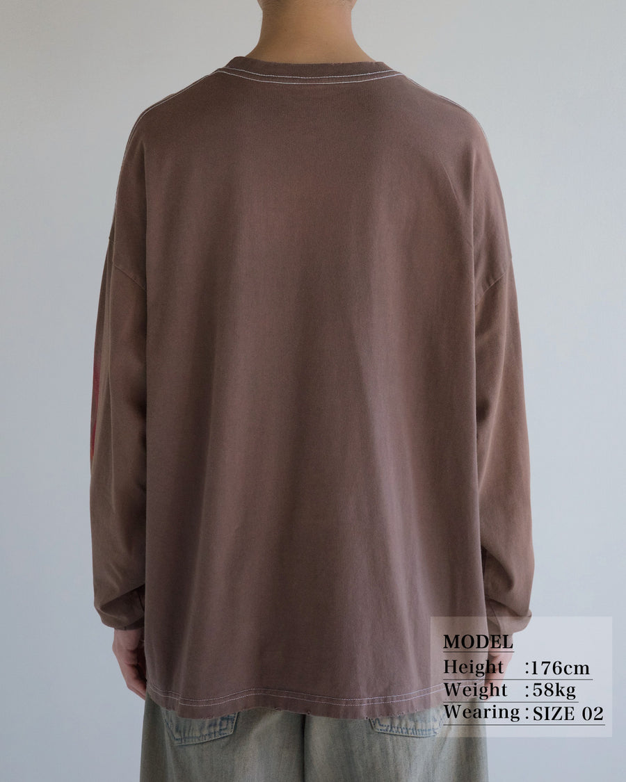ANACHRONORM フレームスリーブ グラフィック ロングスリーブTシャツ ダスティブラウン | 5.6ozコーマ天竺 アメリカンカルチャーモチーフ 特殊染色 変色加工 一点一点