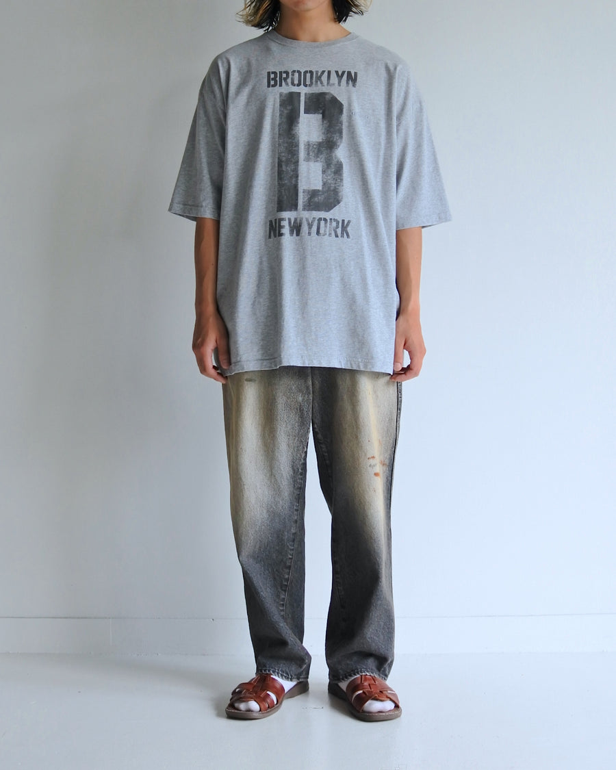 ANACHRONORM ブルックリン プリント ショートスリーブTシャツ アッシュグレー | 5.6oz 天竺 ヘビーウェイト ワンウォッシュ カスレ刷り ステンシルアート
