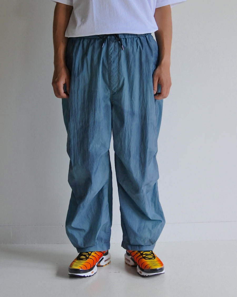 AN344 UTILITY NYLON TUCK EASY PANTS BLUE