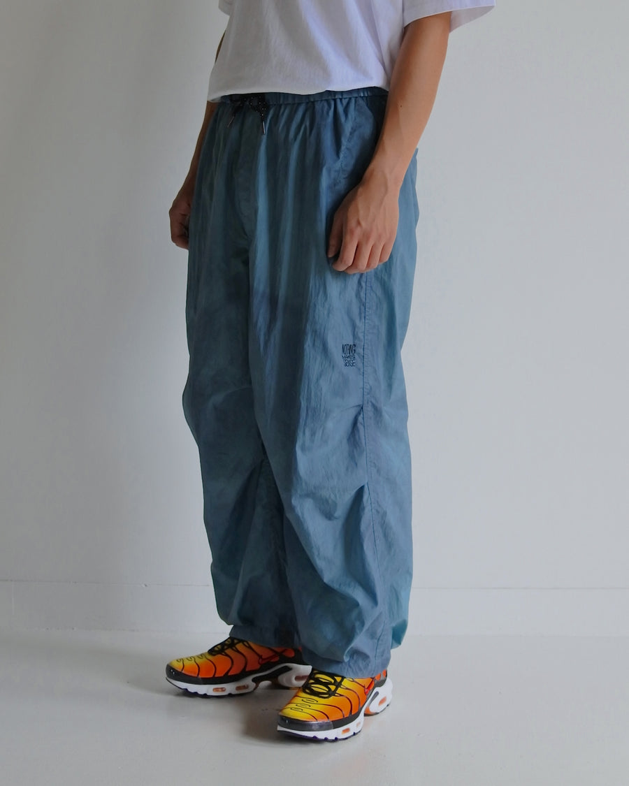 AN344 UTILITY NYLON TUCK EASY PANTS BLUE