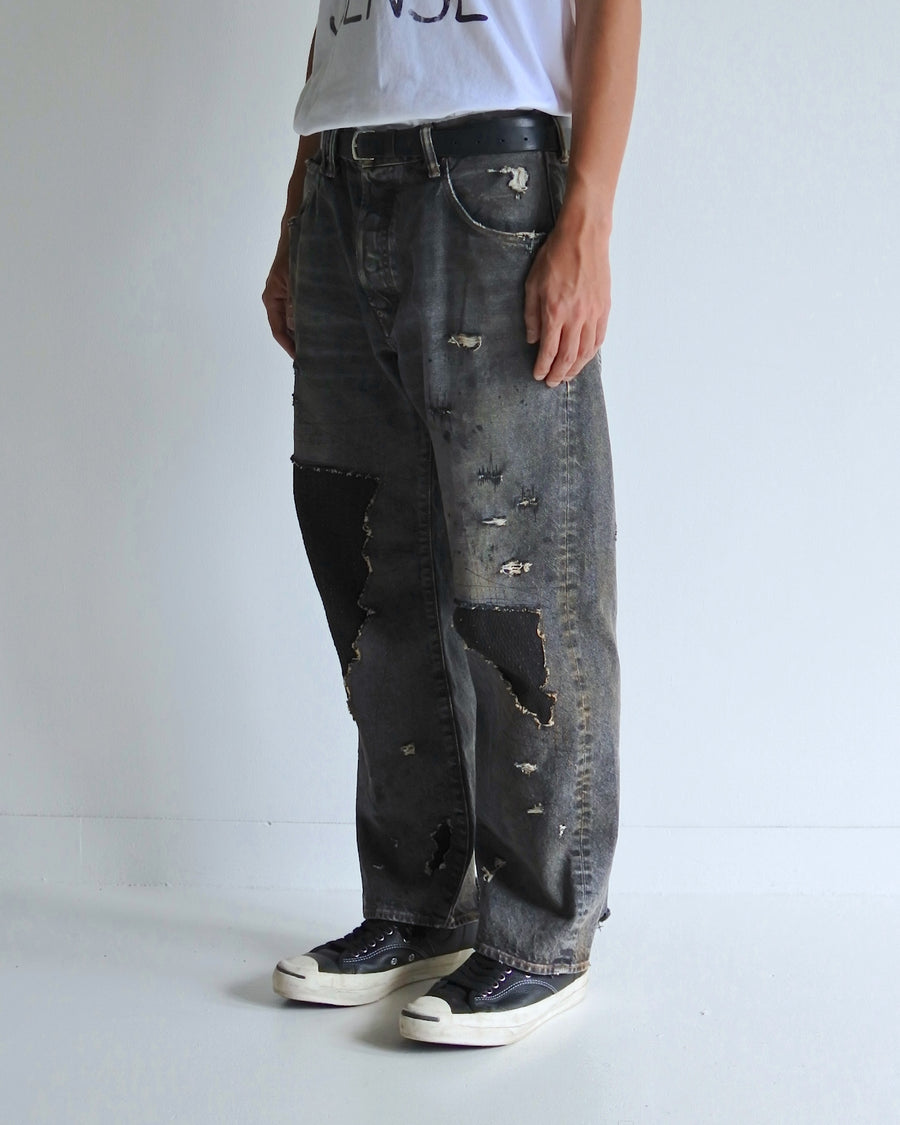ANACHRONORM レギュラーテーパード リメイク 5ポケット ブラックデニムパンツ black denim remake 5 pocket jeans model angled view
