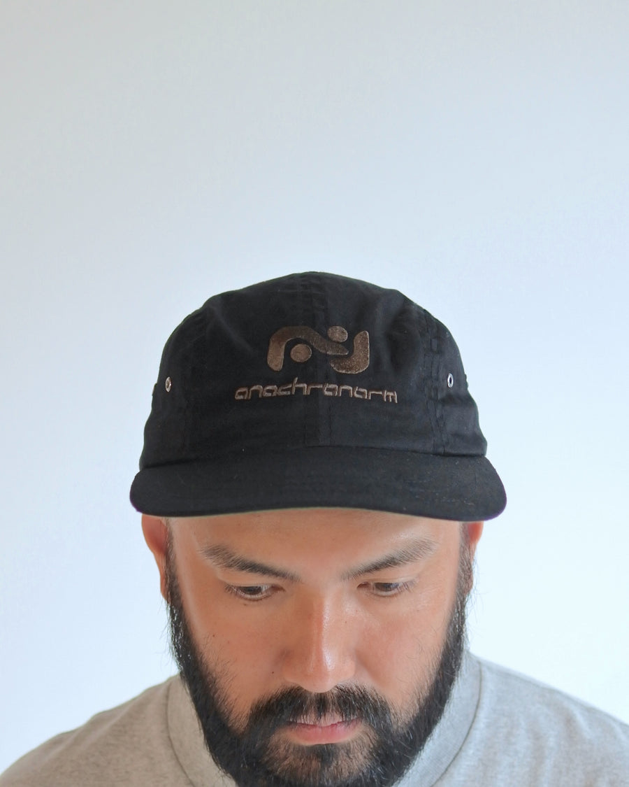 ANACHRONORM ロングビル ジェットキャップ ブラック | 20's コットンツイル 浅めクラウン ロングブリム 企業ロゴ刺繍 リジット 日本製