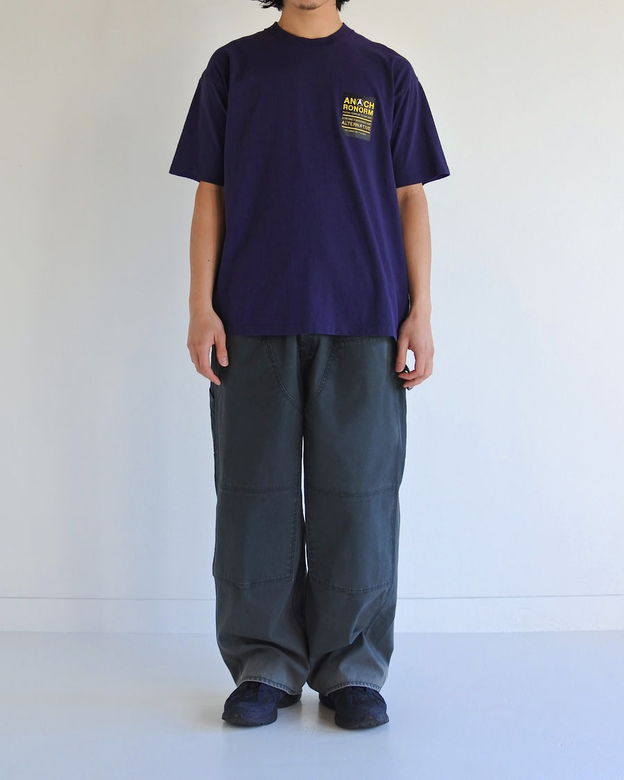 ANACHRONORM ステッカーモチーフ プリント ショートスリーブTシャツ ネイビー | ステイフレッシュコットン 抗菌防臭 抗ウイルス ワンウォッシュ 音楽グループ