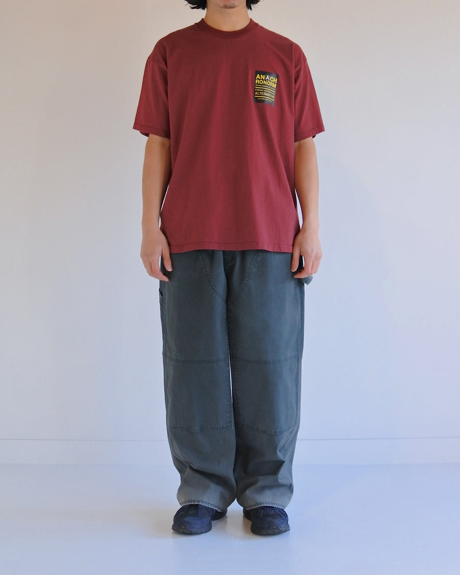 ANACHRONORM ステッカーモチーフ プリント ショートスリーブTシャツ バーガンディ | ステイフレッシュコットン 抗菌防臭 抗ウイルス ワンウォッシュ 音楽グループ