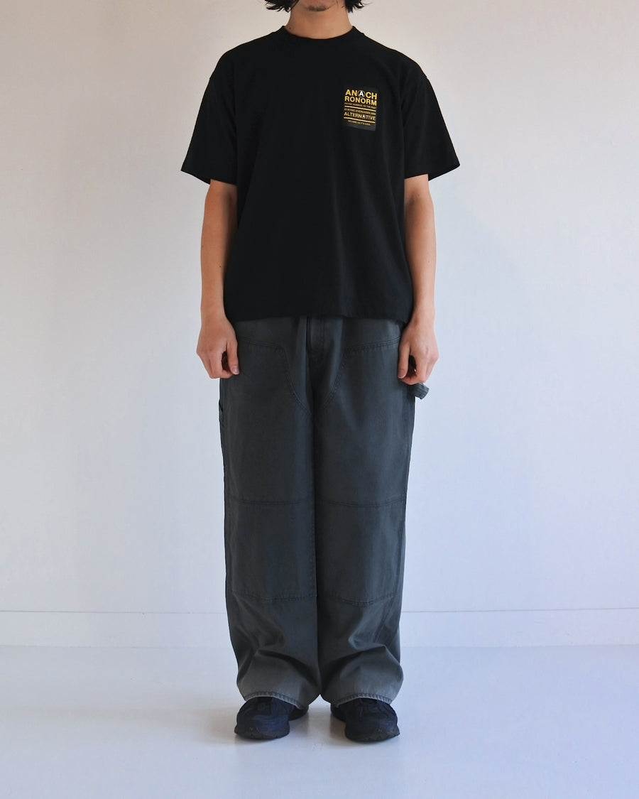 ANACHRONORM ステッカーモチーフ プリント ショートスリーブTシャツ ブラック | ステイフレッシュコットン 抗菌防臭 抗ウイルス ワンウォッシュ 音楽グループ 
