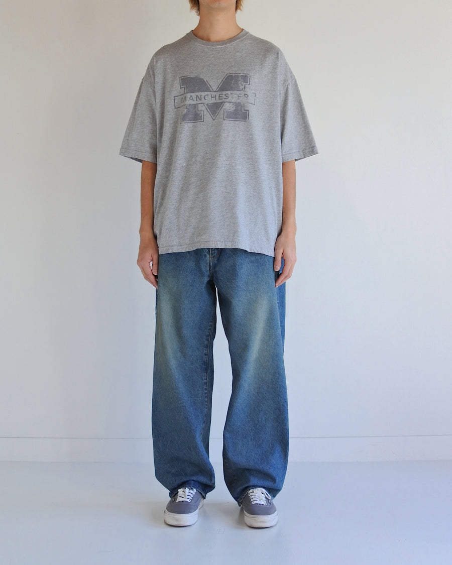ANACHRONORM マンチェスター プリント ショートスリーブTシャツ アッシュグレー | 5.6oz 天竺 ヘビーウェイト ワンウォッシュ グラデーションプリント 90sカルチャー