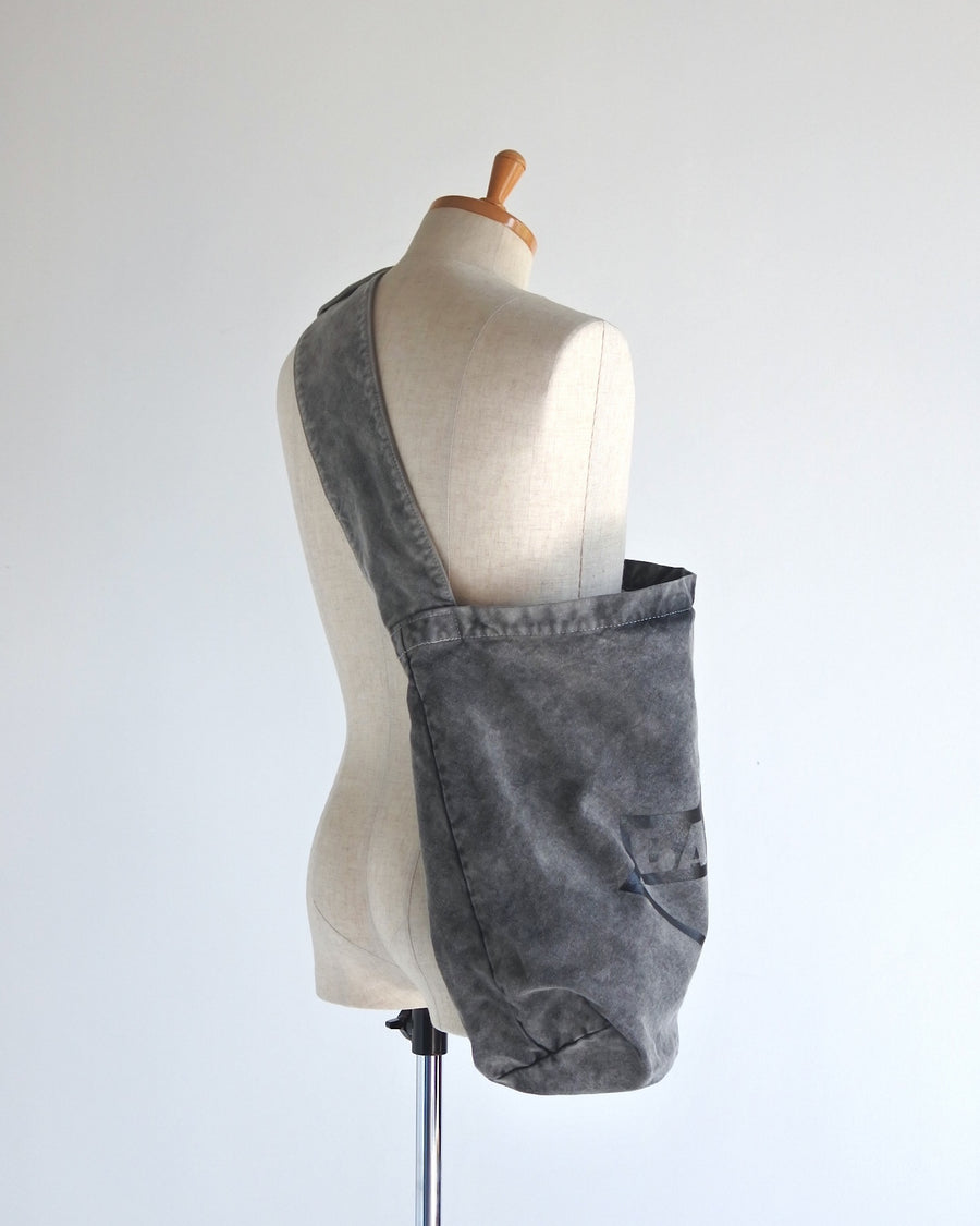 ANACHRONORM×YOROZU 硫化染め キャンバス タスキショルダー ブラック | 8号帆布 倉敷帆布 硫化染め サステナブルブリーチ バンドロゴプリント 20周年 日本製