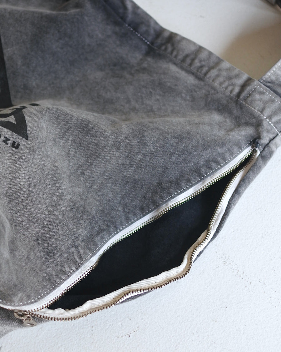 ANACHRONORM×YOROZU 硫化染め キャンバス タスキショルダー ブラック | 8号帆布 倉敷帆布 硫化染め サステナブルブリーチ バンドロゴプリント 20周年 日本製