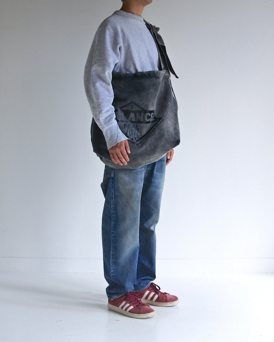 ANACHRONORM×YOROZU 硫化染め キャンバス タスキショルダー ブラック | 8号帆布 倉敷帆布 硫化染め サステナブルブリーチ バンドロゴプリント 20周年 日本製