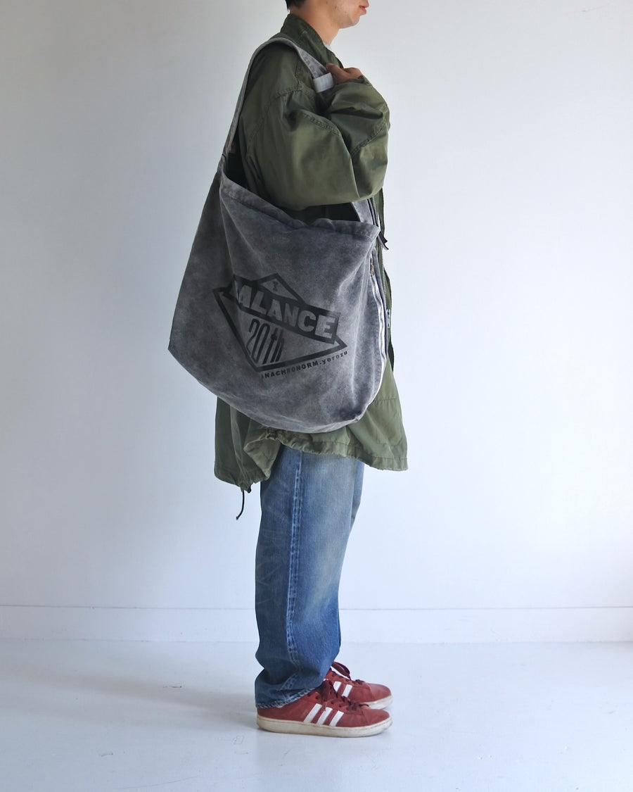 ANACHRONORM×YOROZU 硫化染め キャンバス タスキショルダー ブラック | 8号帆布 倉敷帆布 硫化染め サステナブルブリーチ バンドロゴプリント 20周年 日本製