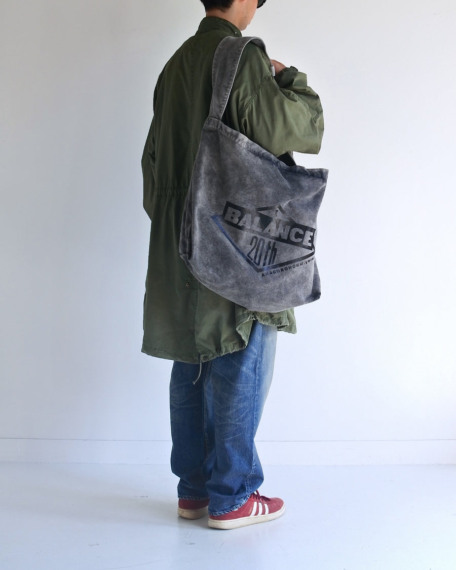 ANACHRONORM×YOROZU 硫化染め キャンバス タスキショルダー ブラック | 8号帆布 倉敷帆布 硫化染め サステナブルブリーチ バンドロゴプリント 20周年 日本製