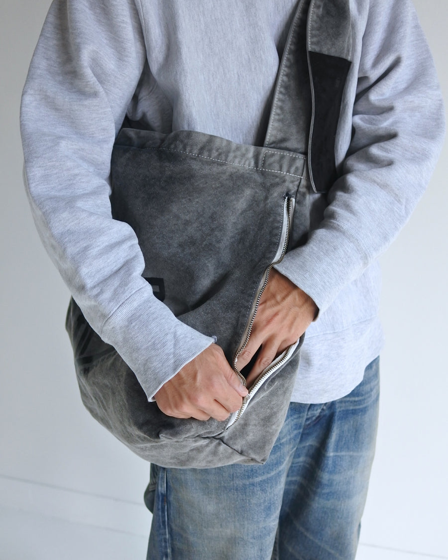 ANACHRONORM×YOROZU 硫化染め キャンバス タスキショルダー ブラック | 8号帆布 倉敷帆布 硫化染め サステナブルブリーチ バンドロゴプリント 20周年 日本製