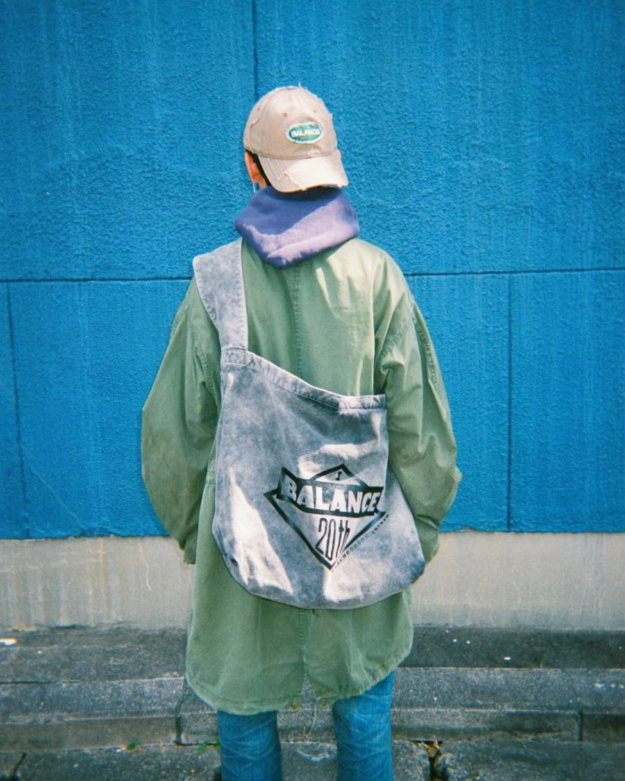 ANACHRONORM×YOROZU 硫化染め キャンバス タスキショルダー ブラック | 8号帆布 倉敷帆布 硫化染め サステナブルブリーチ バンドロゴプリント 20周年 日本製
