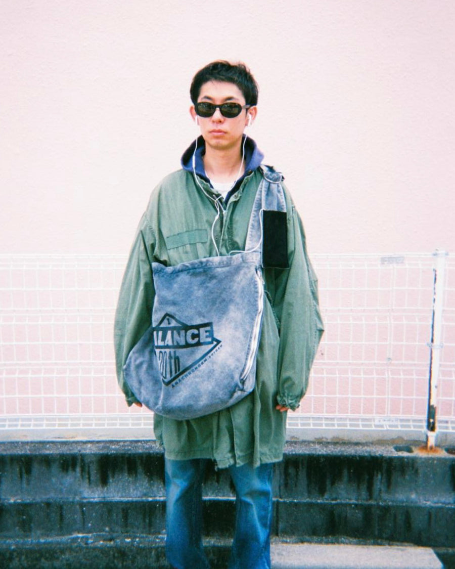 ANACHRONORM×YOROZU 硫化染め キャンバス タスキショルダー ブラック | 8号帆布 倉敷帆布 硫化染め サステナブルブリーチ バンドロゴプリント 20周年 日本製