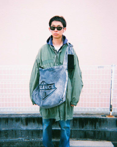 ANACHRONORM×YOROZU 硫化染め キャンバス タスキショルダー ブラック | 8号帆布 倉敷帆布 硫化染め サステナブルブリーチ バンドロゴプリント 20周年 日本製