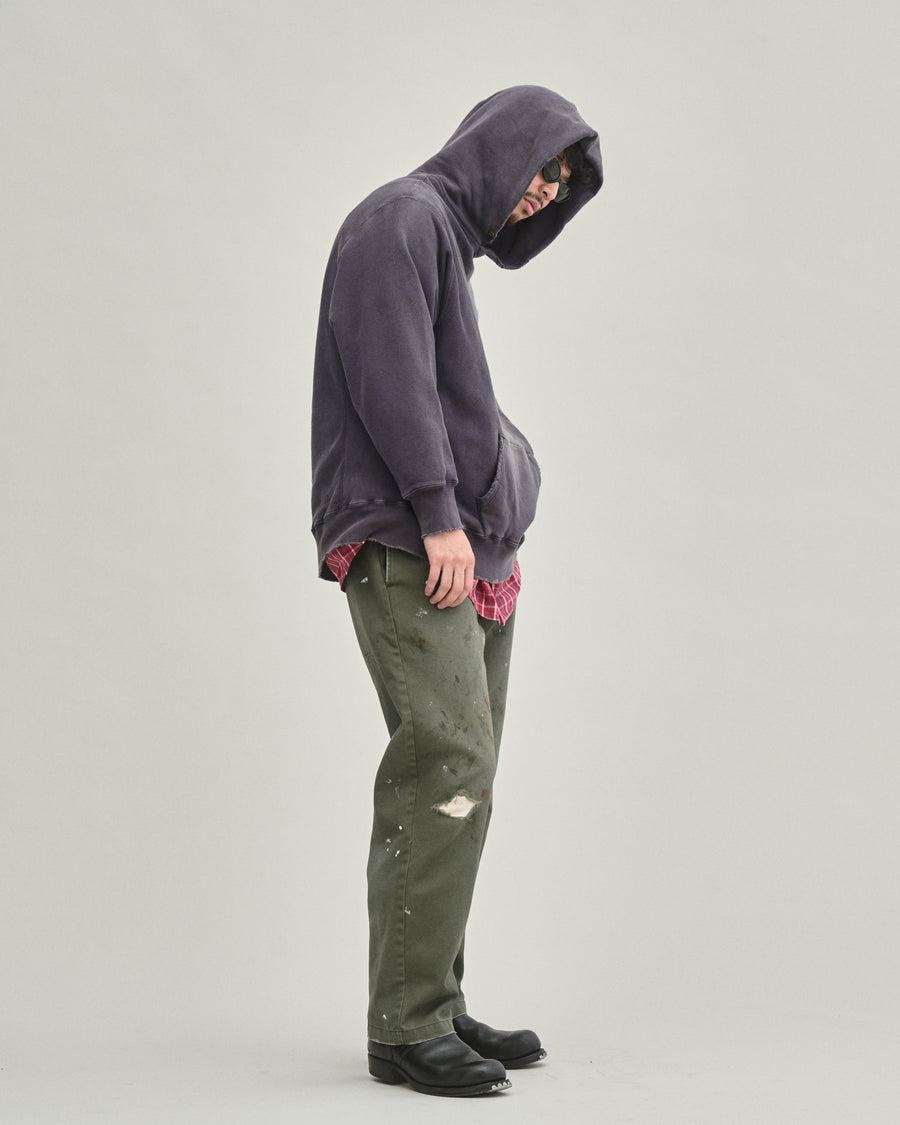 Dickiesのアイコンであるオリジナルワークパンツをベースに、ANACHRONORMがリアルなエイジングとリペア加工を施しました。
8.5ozのTCツイル生地はハリがあり丈夫で、シワになりにくく汚れにも強い素材。
タフなTC素材に5工程の加工を施し、長年履き込んだような風合いを再現しています。
膝には異なる生地の当て布を使用し、破れを補修したようなリペア風リメイクに仕上げました。
Based on the iconic Dickies Original Work Pants, reimagined with ANACHRONORM’s signature aging and repair aesthetic.
Made from sturdy 8.5oz TC twill, known for its durability and resistance to wrinkles and stains.
A five-step processing method recreates the look of years of wear on the tough TC fabric.