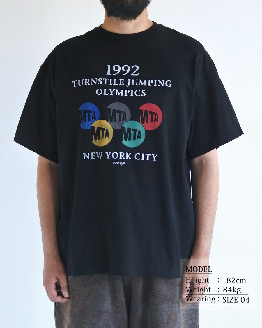 ANACHRONORM × Souvenyr NYC ジャンピング 半袖Tシャツ ブラック | コラボグラフィック ニューヨーク コットン100%