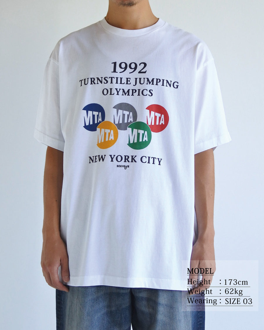 ANACHRONORM × Souvenyr NYC ジャンピング 半袖Tシャツ ホワイト | コラボグラフィック ニューヨーク コットン100%