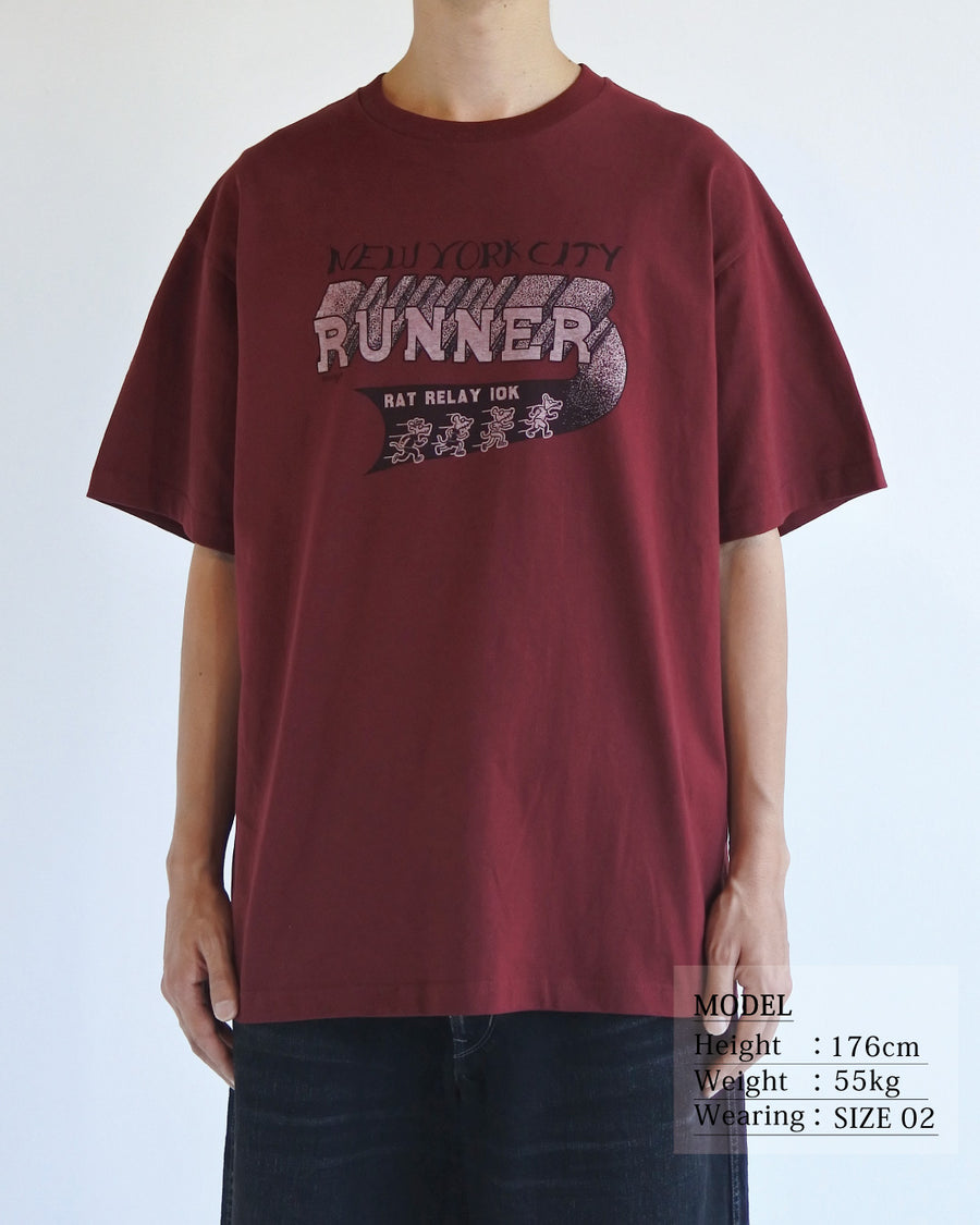 ANACHRONORM × Souvenyr NYC ランニング 半袖Tシャツ バーガンディ | コラボグラフィック ヴィンテージ ニューヨーク コットン100%