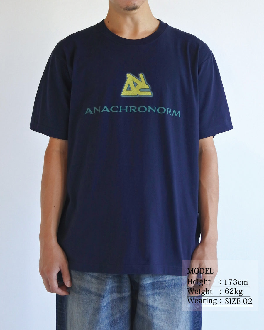 ANACHRONORM リワインドカルチャー ショートスリーブTシャツ ネイビー | 6.2oz 天竺 コーマ糸 グラフィックプリント 90s音楽カルチャー