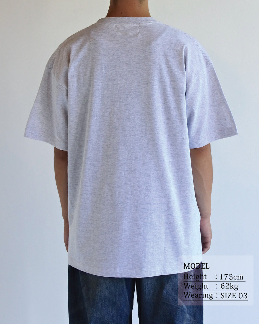 ANACHRONORM リワインドカルチャー ショートスリーブTシャツ アッシュグレー | 6.2oz 天竺 コーマ糸 グラフィックプリント 90s音楽カルチャー