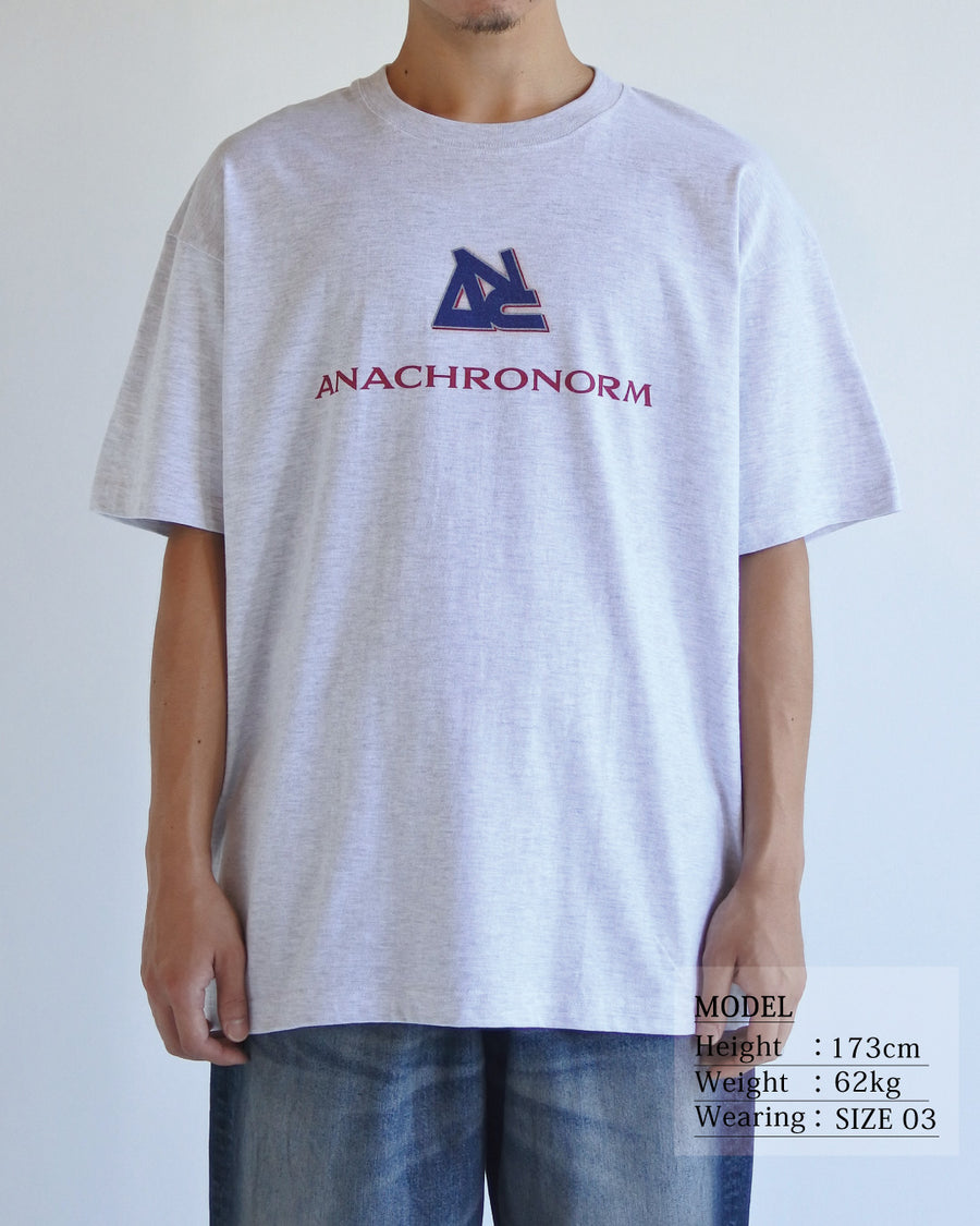 ANACHRONORM リワインドカルチャー ショートスリーブTシャツ アッシュグレー | 6.2oz 天竺 コーマ糸 グラフィックプリント 90s音楽カルチャー