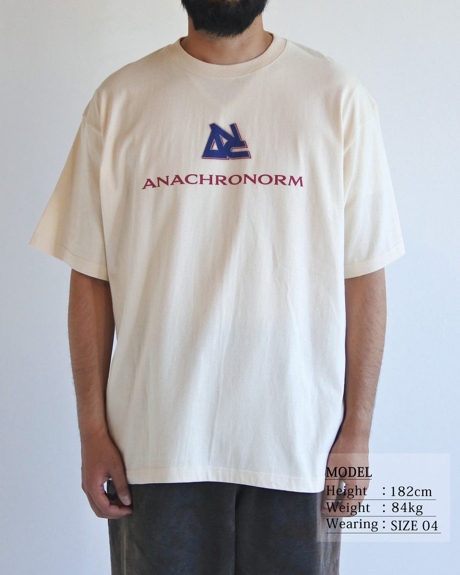 ANACHRONORM リワインドカルチャー ショートスリーブTシャツ オートミール | 6.2oz 天竺 コーマ糸 グラフィックプリント 90s音楽カルチャー 
