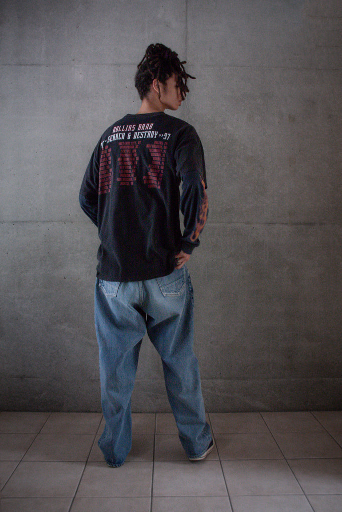 1985年登場のLEVIS 550をベースにリファインしたワイドテーパードパンツ。耳なし移行期の「ハチマル」デニムを再現した14ozの肉厚でフラットな生地を使用しました。10年間のハードな着用を想定した加工により、全体が淡く色落ちしたヴィンテージさながらの表情を追求。空紡糸のドライな質感と、時の流れを感じさせる淡いブルーが魅力の一本です。Wide tapered pants refined from the 1985 LEVIS 550. Crafted from 14oz "Hachimaru" denim with a distinctively flat texture. The "Ten Year" aging finish achieves a heavily faded, light-blue tone with bold wear patterns, replicating a decade of frequent use. 